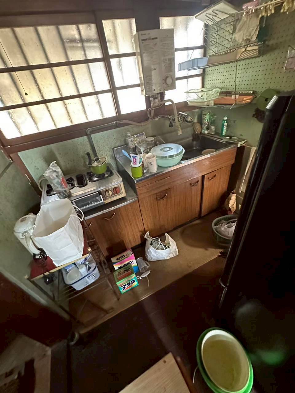 キッチンまわりの片付けの作業前写真