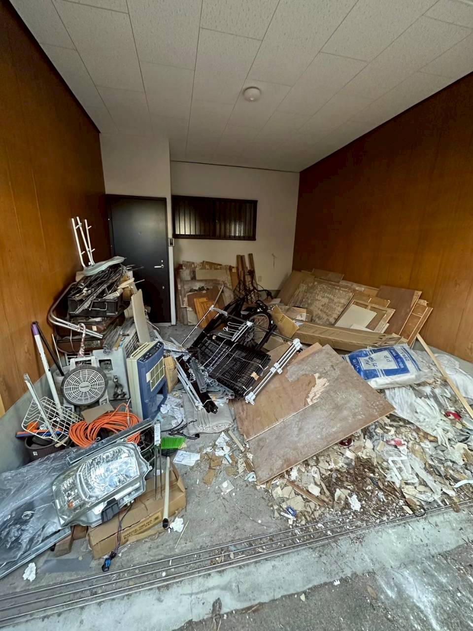 倉庫スペースの撤去作業の作業前写真